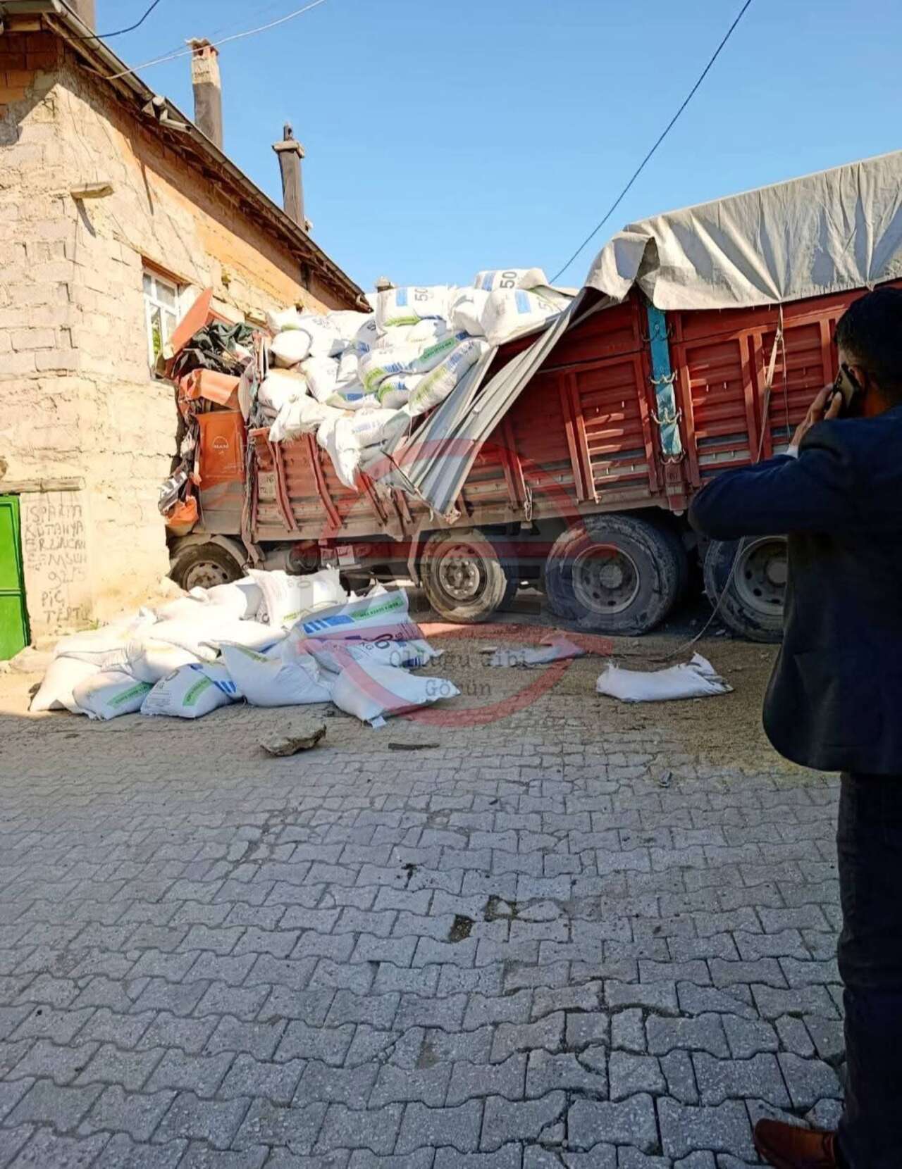 Konya’da kamyon evin duvarına çarptı! Ekipler sürücü Kamil Ayvaz için zamanla yarıştı 1